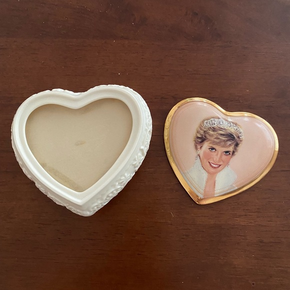 Princess Diana Music Box- Certificate of Authenticity from Ardleigh Elliott - Picture 5 of 10